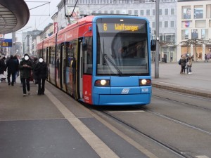 Die Linie 6 am Ständeplatz in Kassel. Sie fährt bislang im Osten nach Wolfsanger. Das soll sich ändern, denn sie soll das Streckenende mit der Linie 7 tauschen und künftig in die Ihringshäuser Straße fahren, was sehr umstritten ist.