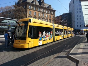 Eine Straßenbahn in Mainz mit der Werbung für die als "Mainzelbahn" bezeichnete Netzerweiterung Ende 2016,