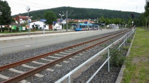 Der Bahnhof von Helsa, hier endet jede 2. Fahrt der Linie 4, wie der auf dem Bild stehende Zug, jeder zweite Zug fährt weiter nach Hessisch Lichtenau auf der Trasse mit der Geräuschkulisse.