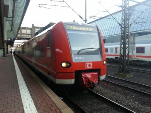 Ein RE 11 der Baureihe 425 an seinem Endpunkt im Bahnhof Kassel-Wilhelmshöhe.