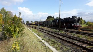 Dampflok und Historischer Zug auf Gleis 3 in Beienheim, auf Gleis 1+2 die fahrplanmäßigen Triebwagen der Hess. Landesbahn am 03.10.2017.
