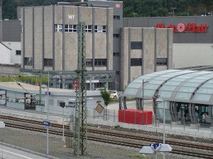 Der Bahnhof in Wetzlar, nur noch mit Fahrkarten beim Brötchenverkauf, nicht mehr durch Fachpersonal der DB wie in Gießen, Marburg und Limburg (Stadtbahnhof)