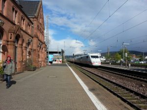Ein ICE fährt von Fulda kommend durch Gelnhausen weiter nach Frankfurt am Main auf der Bestandsstrecke durchs Kinzigtal.
