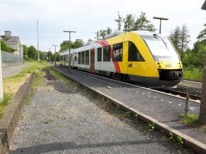Auch am Bahnhof Nieder-Ohmen (Gemeinde Mücke/Vogelsbergkreis) sollen die Bahnsteige in der Oberfläche saniert werden, eine Anhebung auf 55 cm, um stufenlos in den Zug zu gelangen, soll es nicht geben.