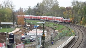Der viergleisige Ausbau der Main-Weser-Bahn hat begonnen. Im Bild links ist das Baufeld, wo nun zwei weitere Gleise für den Durchgangsverkehr angebaut werden. Ein Doppelstock-Zug der Linie RE 30 (Frankfurt-Gießen-Marburg-Kassel) ist gerade auf dem Weg Richtung Norden.