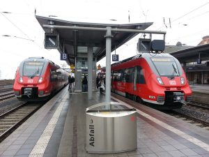 Talent 2-Züge des Mittelhessen-Express in Gießen, links der RB 49 und rechts der RB 40, an welchem der RB 41 angekoppelt wird.