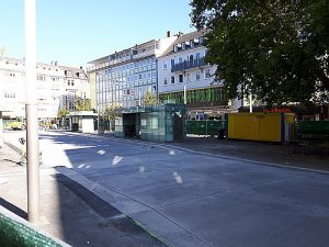 Ein Blick über den Zaun, die neue Betonfahrbahn der Bushaltestellen auf dem Gießener Marktplatz am 14.10.2018.
