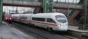 Der erste fahrplanmäßige ICE der Linie 26 am 09.12.2018 im Bahnhof von Gießen auf Gleis 2. Foto: R. Bayer