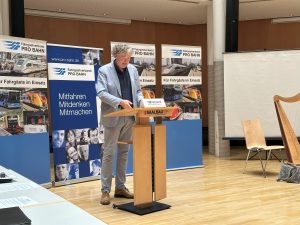 Winfried Schmitz gibt ein Grußwort für die Frankfurter Nahverkehrsorganisation TraffiQ.