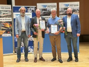 Preiverleihung am 06.09.2025 im Saalbau Gutleut in Frankfurt am Main. Von links: Klaus Zecher (Stellv. PRO BAHN Landesvorsitzender), Harald Wagner (ehem. Fahrgastbeirat TraffiQ Frankfurt), Klaus Linek (ehem. Pressesprecher TraffiQ Frankfurt) Thomas Kraft (PRO BAHN Landesvorsitzender)
