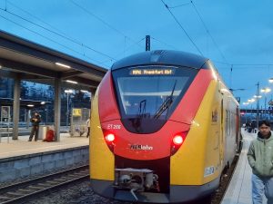 Ein Zug der Linie RB41 Treysa-Stadtallendorf-Kirchhain-Marburg-Gießen-Butzbach-Bad Nauheim-Friedberg-Frankfurt am Main, welche unter normalem Fahrplan mit der RB40 gekoppelt und geflügelt wird und von der Hessischen Landesbahn (HLB) betrieben wird.