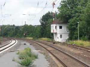 Der Bahnhof Stadtallendorf und die alte Stellwerkstechnik. 2028 sollen sie ausgedient haben, wenn alle Kabel verlegt sind. Aktuell sorgt u.a. die Baustelle hierfür bei tiefem Frust von Fahrgästen und Aufgabenträger.