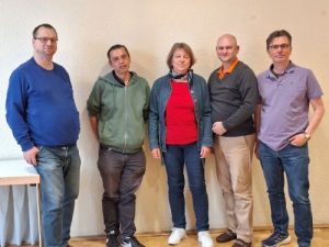 Der frisch gewählte Regionalvorstand des PRO BAHN RV Frankfurt / Rhein-Main am 24.04.2026 im Saalbau Bornheim in Frankfurt v.l. Gernot Krehan, Manuel Flauaus, Dr. Barbara Grassel, Frank Nagel, Jörg Vonnemann.