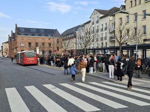 Massen von Fahrgästen suchen den SEV-Verkehr am Gießener Bahnhof, wo der Bussteig 6 nur schwer zu finden ist.
